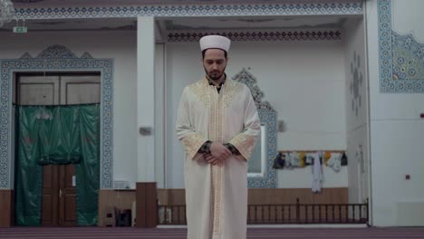 Un-Joven-Reza-En-La-Mezquita
