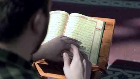 Junger-Muslimischer-Mann,-Der-Koran-In-Der-Moschee-Liest-2