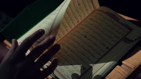 Muslimischer-Mann-Liest-Koran-In-Der-Moschee-3