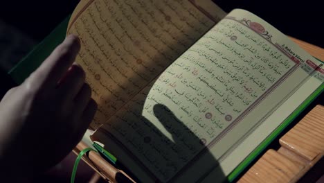 Muslimischer-Mann-Liest-Koran-Moschee-4