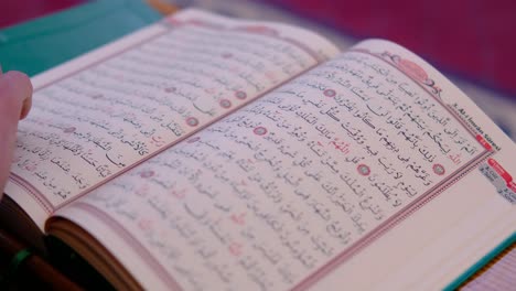 Koran-Wird-In-Der-Moschee-In-Nahaufnahme-Gelesen-Read