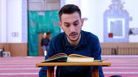 Teenager-Liest-Den-Koran-In-Der-Moschee