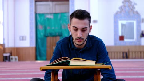 Joven-Musulmán-Recita-El-Corán-En-La-Mezquita