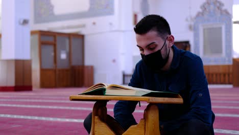 El-Hombre-Usa-Una-Máscara-Y-Recita-El-Corán-En-La-Mezquita.