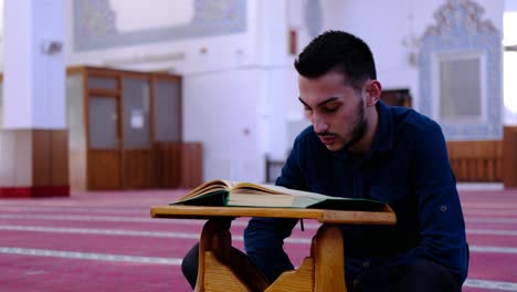 Mann-Liest-Den-Koran-In-Der-Moschee-1