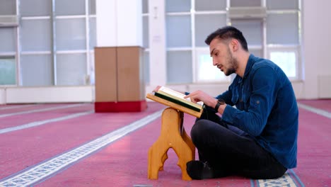 Junger-Muslimischer-Mann,-Der-Den-Koran-In-Der-Moschee-Rezitiert