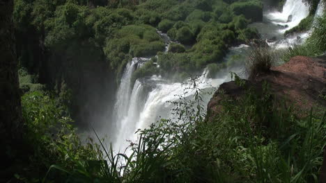 Cataratas-Del-Iguazú-Argentina-Mirando-Hacia-Abajo-En-El-Agua-Que-Cae