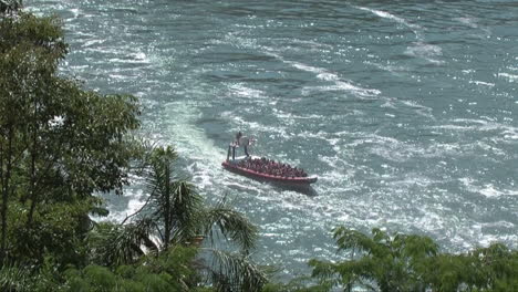 Iguazu-Argentinien-Boot-Im-Fluss