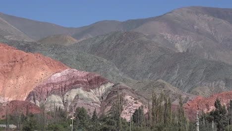 Argentinien-Siebenfarbiger-Hügel-Im-Fernen-Pan