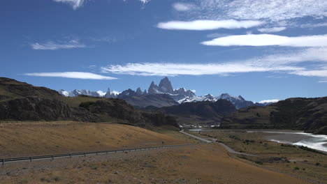 Argentinien-Zoomen-Sie-Heran,-Um-Den-Fitz-Roy-Und-Den-Blauen-Himmel-Zu-Besteigen