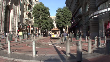 San-Francisco-California-cable-car-departs