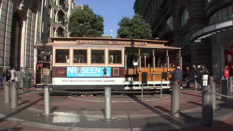San-Francisco-California-cable-car-turning