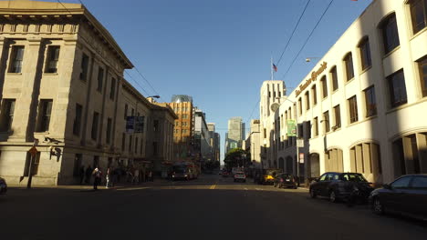 San-Francisco-Kalifornien-Fährt-Eine-Geschäftsstraße-Entlang