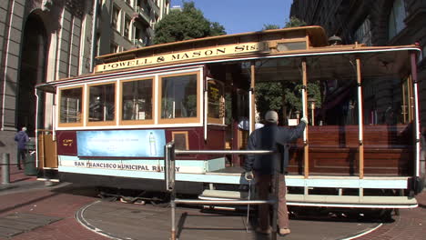 San-Francisco-California-men-turn-cable-car