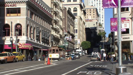 San-Francisco-California-street-with-cable-car
