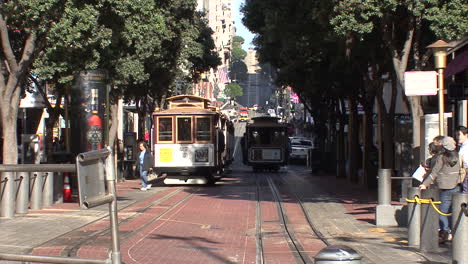 San-Francisco-California-two-cable-cars