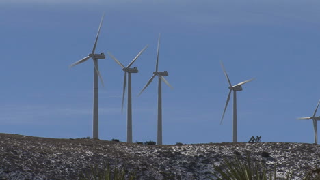 Las-Turbinas-Eólicas-De-California-En-Una-Colina-Generan