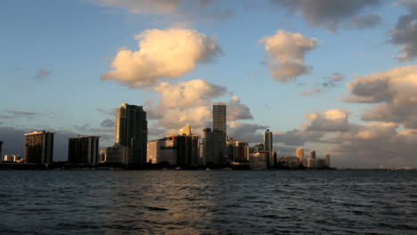 Florida-Miami-Skyline-Zeitraffer-Am-Abend