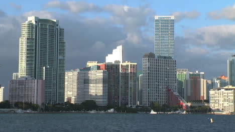 Florida-Miami-Skyline-Blick-Mit-Hohen-Gebäuden
