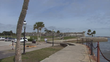 Florida-touristen-Im-Spanischen-Fort-St-Augustine