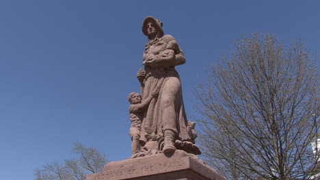 Estatua-De-Las-Madres-Pioneras-De-Illinois