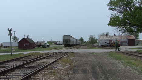 Mann-Aus-Illinois-überquert-Bahngleise-Rail