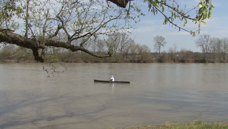 Illinois-small-boat-in-river