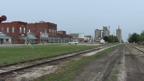 Illinois-Kleine-Stadt-An-Eisenbahngleisen
