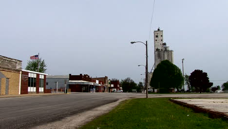 Illinois-small-town-with-grain-storage