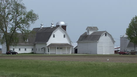 Illinois-white-barn