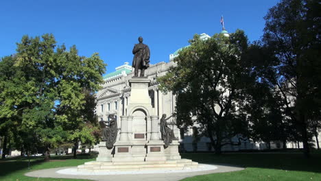 Indianapolis-Indiana-statehouse-with-statue-