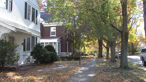 Iowa-Burlington-houses-and-sidewalk