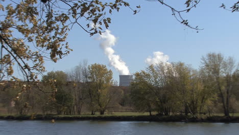 Iowa-Burlington-zooms-to-smokestacks