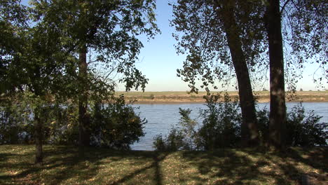 Iowa-Bäume-Am-Ufer-Des-Missouri-Flusses