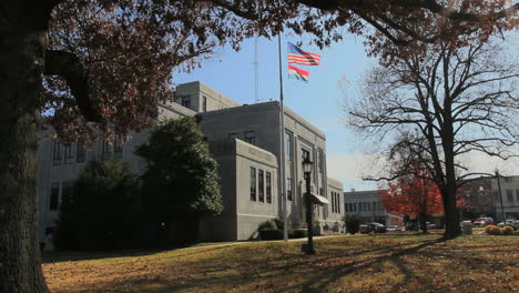 Neosho-Missouri-Gerichtsgebäude-Mit-Flagge