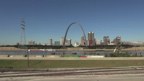 St-Louis-Missouri-arch-with-power-lines