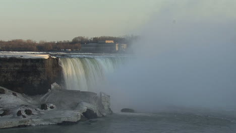 New-York-Niagara-Falls-Horseshoe-Falls-with-spray
