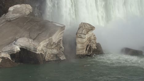 New-York-Niagara-Falls-ice-in-winter