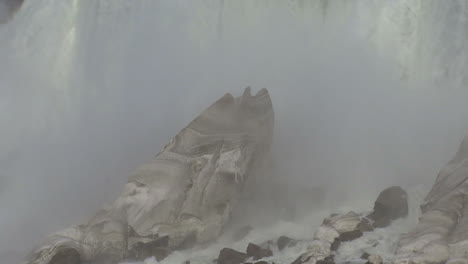 New-York-Niagara-Falls-misty-detail