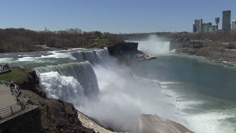 New-York-Niagara-Falls-people-at-railing
