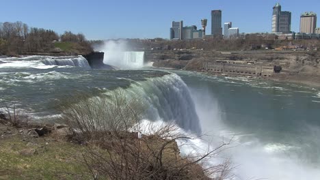New-York-Niagara-Falls-with-Canadian-city-beyond
