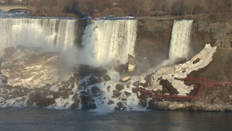 New-York-Niagara-Falls-with-ice-below