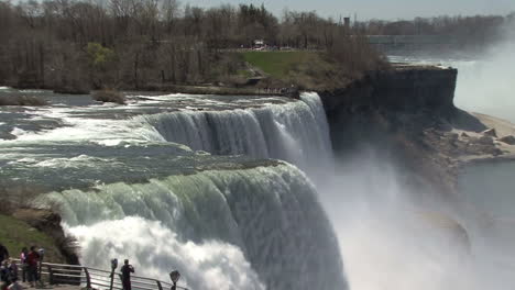 New-York-Niagara-Falls-zoom-in-to-falling-water