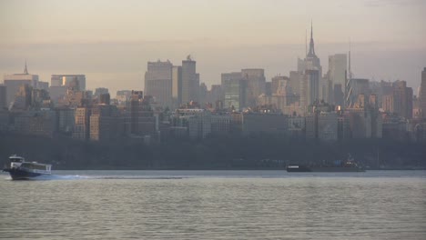 New-Yorker-Blick-In-Richtung-Manhattan-Skyline-Mit-Boot