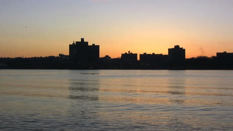 New-Yorker-Gebäude-Und-Fluss-Bei-Sonnenaufgang