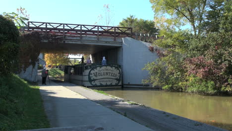 Ohio-Miami-and-Erie-Canal-boat-goes-under-bridge