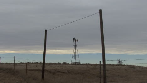 Oklahoma-Windmühle-Durch-Zaun-Gesehen