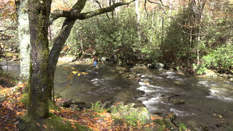 Tennessee-fishermen-in-a-stream