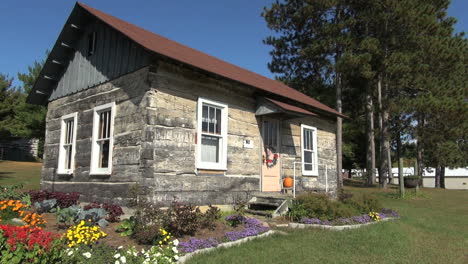 Reedsburg-Wisconsin-Pioneer-Log-Village-cabin