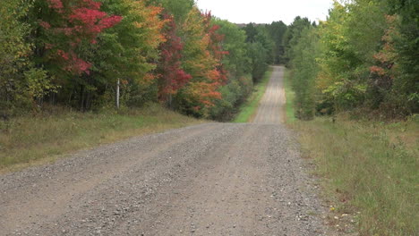 Wisconsin-Road-Durch-Den-Herbstwald